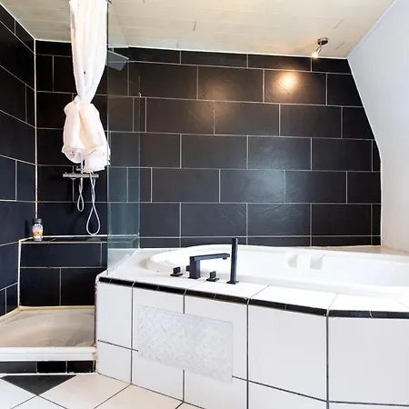 Apartment Workers In - 3 Bedrooms - 8 Beds - 2 Bathrooms Kevelaer
