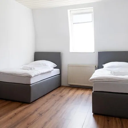 Workers In - 3 Bedrooms - 8 Beds - 2 Bathrooms Apartment