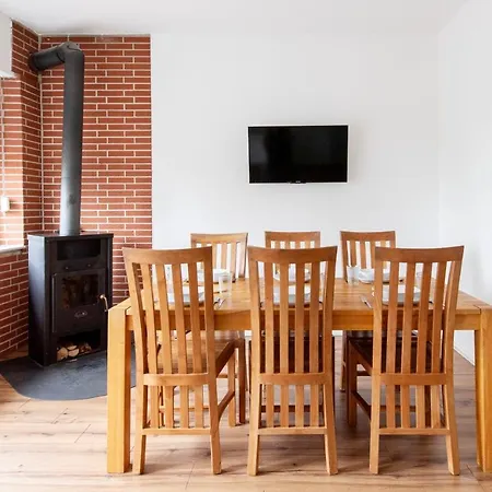 Workers In - 3 Bedrooms - 8 Beds - 2 Bathrooms Apartment *