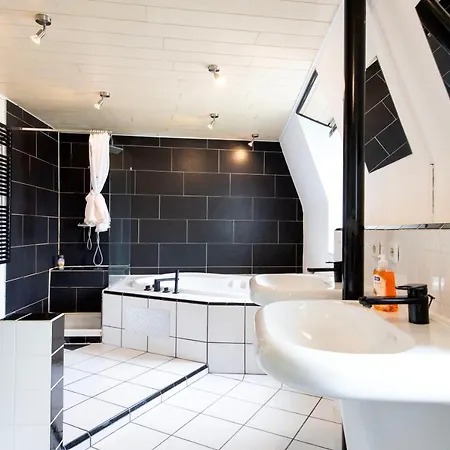 Workers In - 3 Bedrooms - 8 Beds - 2 Bathrooms Apartment Kevelaer