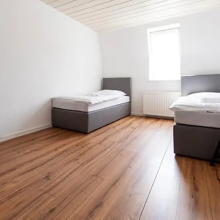 Workers In - 3 Bedrooms - 8 Beds - 2 Bathrooms Apartment