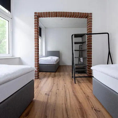 Workers In - 3 Bedrooms - 8 Beds - 2 Bathrooms *